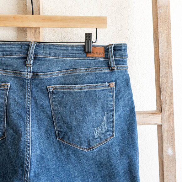 Judy Blue Women’s Size 15/32 Relaxed Fit Cropped Jeans Distressed Blue Denim - Picture 6 of 7